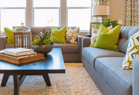 Eine schön dekorierte Wohnung mit Couch und Tisch