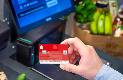 Jemand zahlt mit der verknüpften Sparkassen-Card und sichert sich so automatisch PAYBACK °Punkte