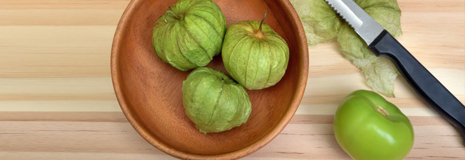 Tomatillos liegen in einer Holzschale