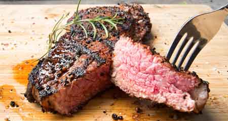 Ein Teller mit einem saftigen Steak