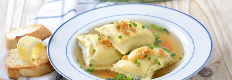 Einige Maultaschen schwimmen in köstlicher Brühe