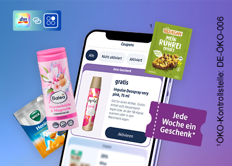 Smartphone mit dm-App. Produkte, die man als Geschenk bekommen kann. dm- und PAYBACK-Applogos.
