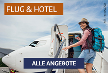 Eine Frau mit Rucksack steigt eine Flugzeugtreppe hinauf und lächelt zur Kamera.