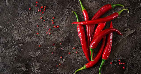 Rote Chilischoten mit Samen