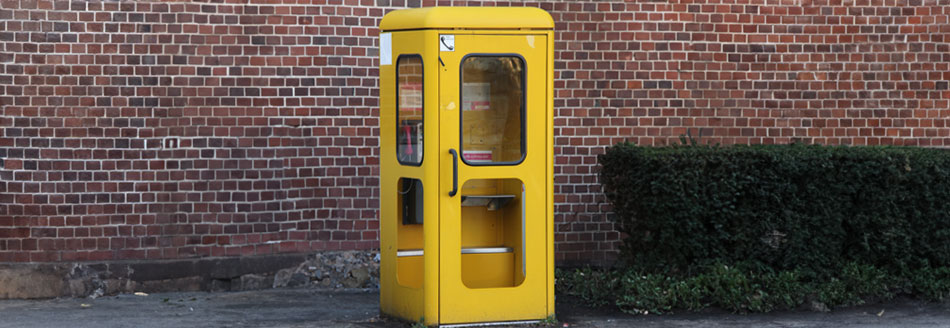 Eine Telefonzelle steht in der Gegend herum und fühlt sich unnütz