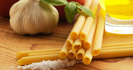 Ungekochte Ziti liegen in der Küche und warten auf ihren Einsatz