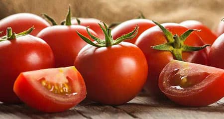 Tomaten im Kühlschrank: Knallrote Tomaten liegen nebeneinander