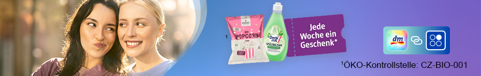 Zwei Frauen. Produkte von dm. Coupon mit Aufschrift "Jede Woche ein Geschenk". dm- und PAYBACK-App-Logo.