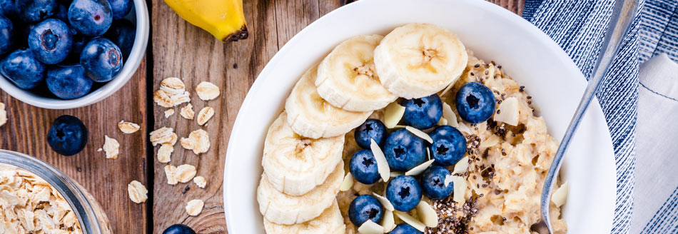 Eine Müslischale mit Banane