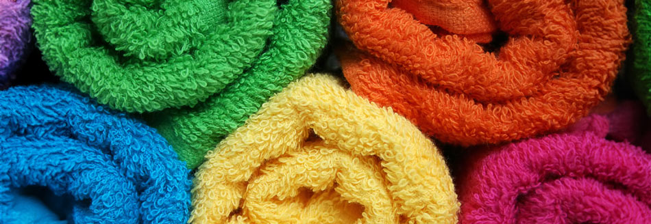 Colorwaschmittel: Bunte decken liegen aufgerollt nebeneinander.
