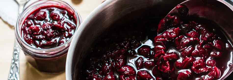 Marmelade kochen: Kirschmarmelade in einem Topf und Glas