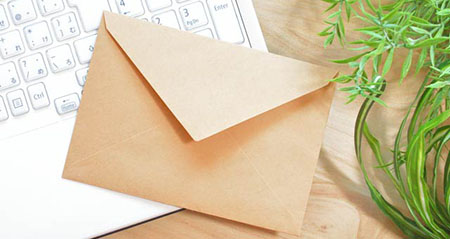 Briefmarken online kaufen: Ein Brief liegt auf einem Computer