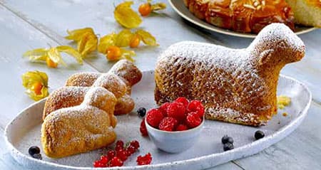 Osterlamm mit Dekoration