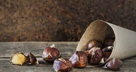 Maronen rösten: Geröstete Maronen in einer Papiertüte