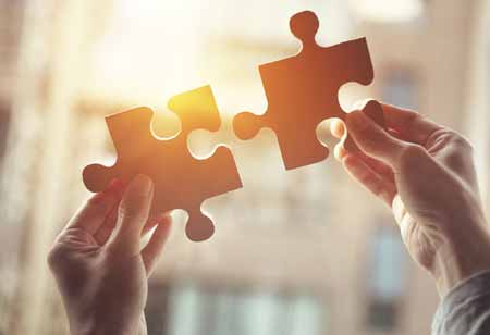 Tipps und Tricks: Jemand puzzelt zwei Teile zusammen