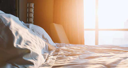 Schlafen bei Hitze: Ein Bett steht in der Sonne