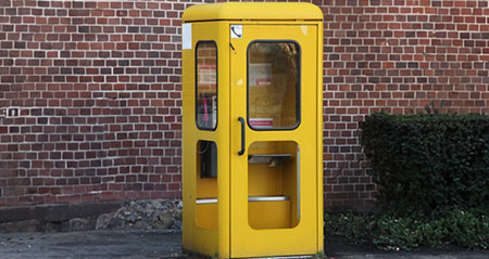 Eine Telefonzelle steht in der Gegend herum und fühlt sich unnütz