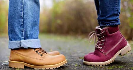 Miefende Schuhe: Ein Pärchen in Herbstschuhen steht sich gegenüber