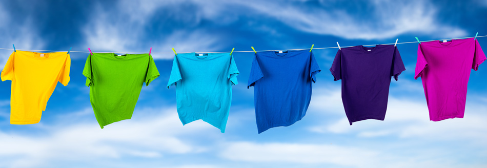 Colorwaschmittel: Kunterbunte T-Shirts hängen auf der Wäscheleine.