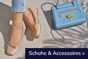 Beige Ballerinas und eine blaue Tasche von heine. Schuhe und Accessoires