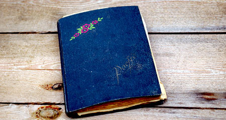 Ein Poesiealbum liegt anguckbereit auf einer Holzfläche