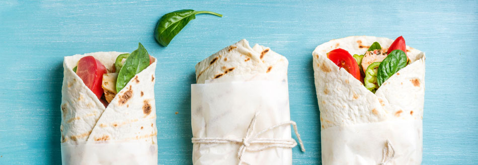 Lebensmittel mit viel Kalorien: Drei gefüllte Wraps