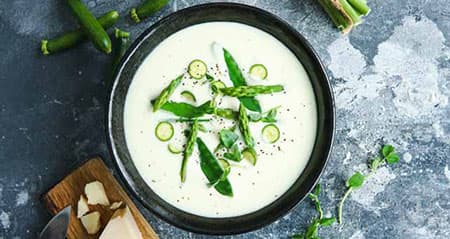 Blitzrezept: Spargelsuppe steht auf einem Tisch mit Zutaten