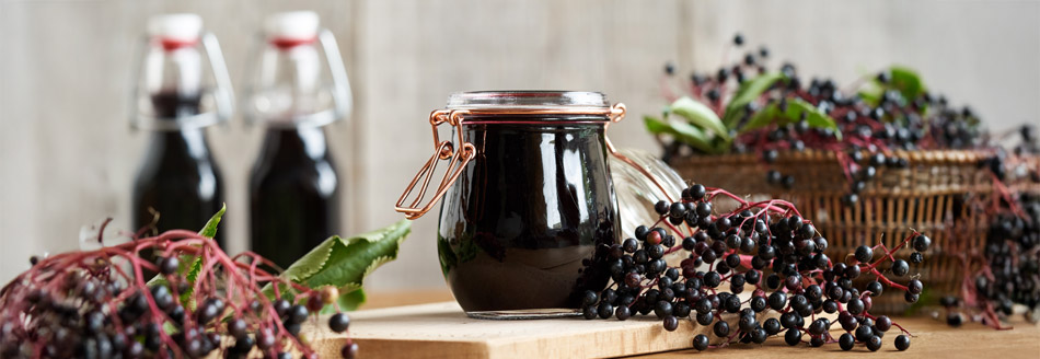 Holundersaft und Holundergeleee stehen verzehrbereit in der Gegend herum