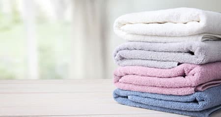 Weichspüler bei Handtüchern: Gestapelte, bunte Handtücher