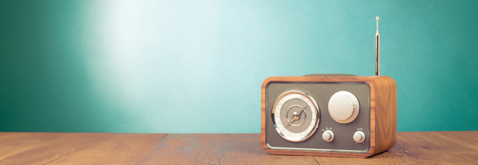 Ein Radio im Retro-Look steht auf einer Holzfläche.