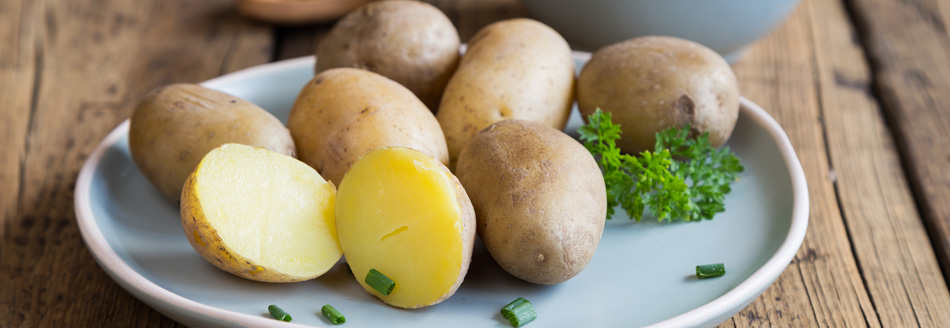 Leckere Pellkartoffeln warten auf einem Teller auf ihre Verspeisung