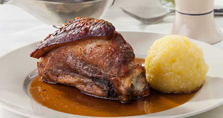 Schäufele mit einem Kartoffelknödel