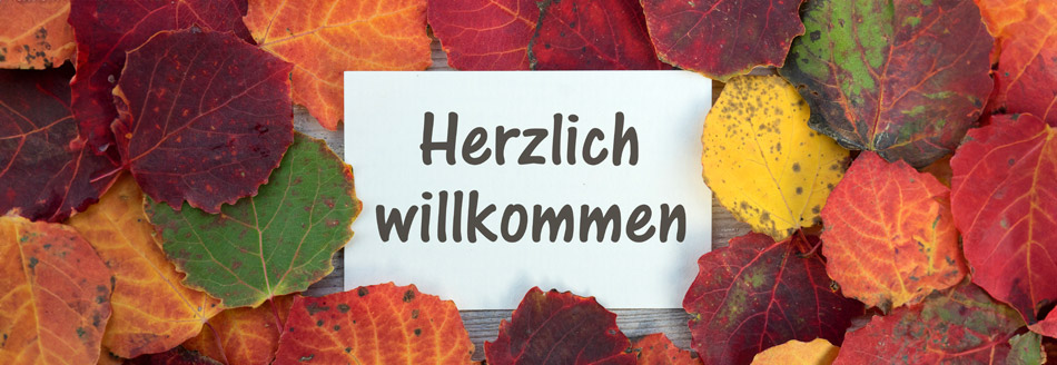 Ein Schild trägt die Aufschrift: "Herzlich willkommen"