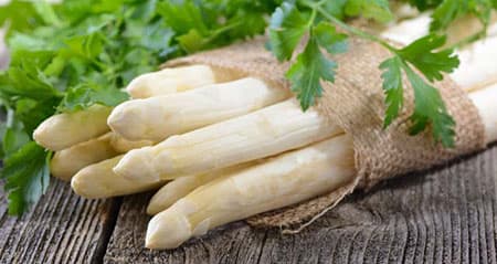 Spargelzeit: Ein Bund weißer Spargel