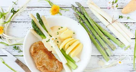 Grüner und weißer Spargel mit Schnitzel