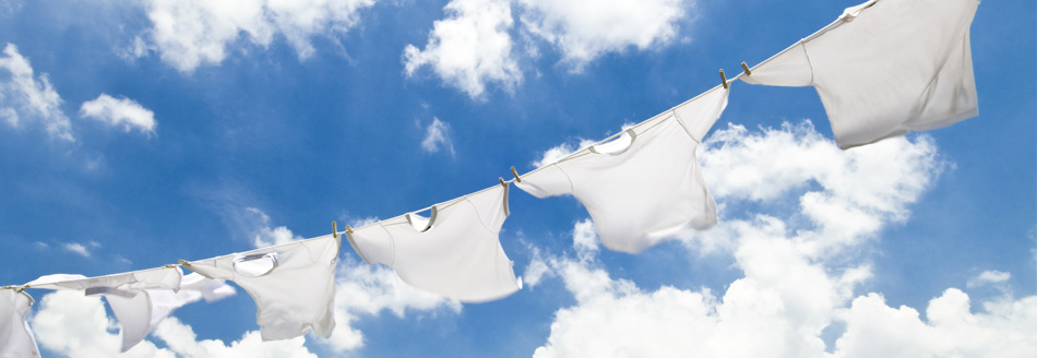 Feinwaschmittel: Gewaschene Wäsche hängt auf einer Leine im Freien