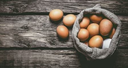 verdorbene Lebensmittel: eine Auswahl an frischen Lebensmitteln