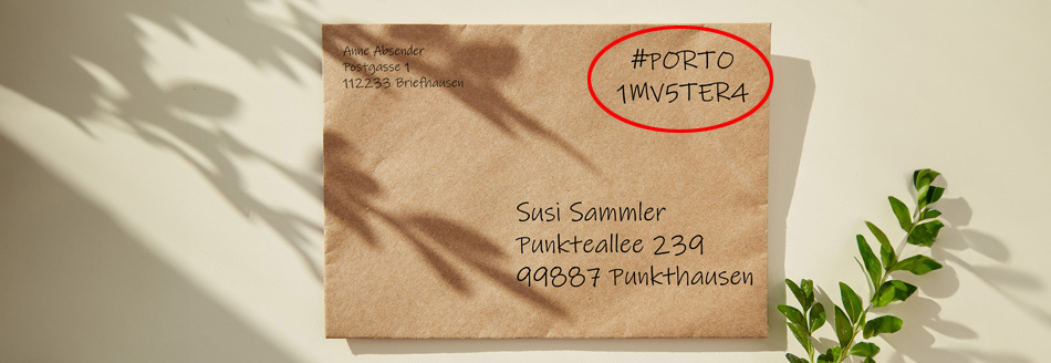 Ein hellbrauner Briefumschlag ist mit einem Briefmarken-Code beschriftet.