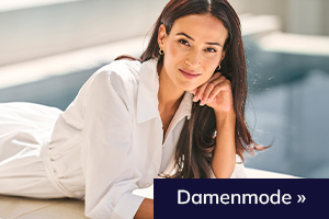 Frau mit dunklen Haaren liegt in einem weißen heine Kleid am Pool. Damenmode