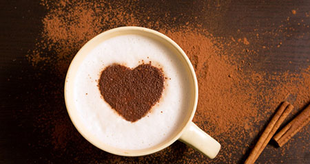 Eine Tasse Kaffee wurde mit Zimt verfeinert