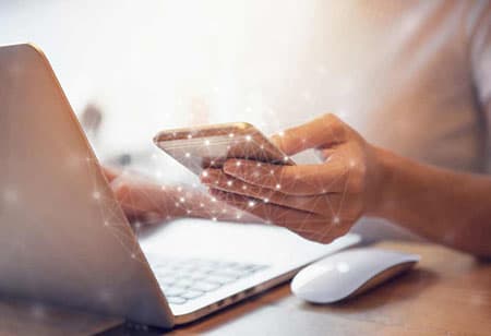 Techniktipps: Eine Frau hält ein Smartphone in der Hand