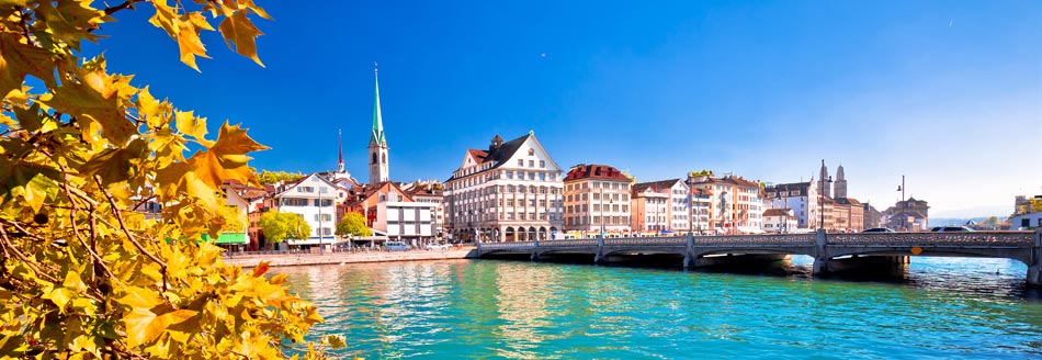 Die Limmat fließt durch das schöne Zürich.