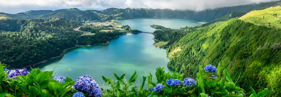 Ein Kratersee auf der Azoreninsel Sao Miguel