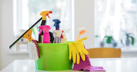 Putzfrau gesucht: Putzutensilien stehen in einem Eimer