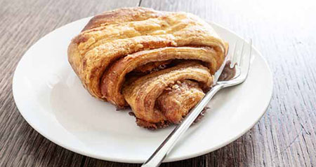 Franzbrötchen auf einem Teller