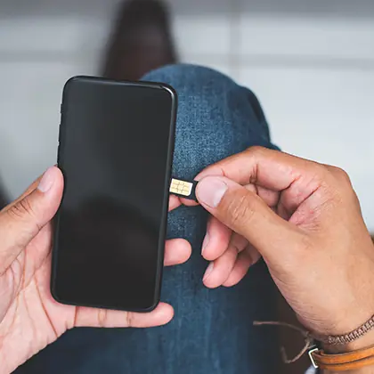 Eine Congstar SIM-Karte wird in ein Smartphone gesteckt