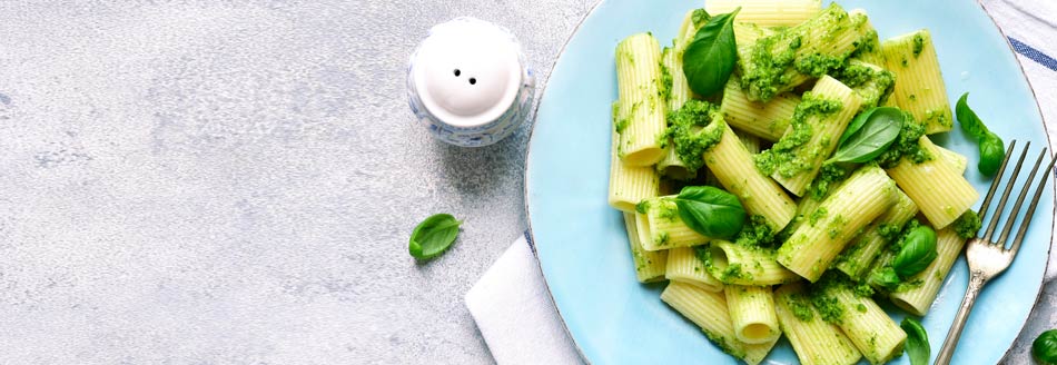 Gekochte Rigatoni mit Pesto