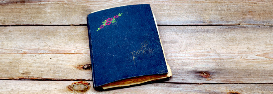 Ein Poesiealbum liegt anguckbereit auf einer Holzfläche