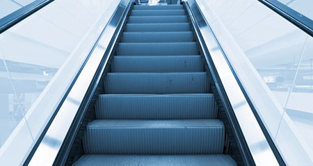 Eine Rolltreppe mit Rillen wartet auf Fahrgäste.