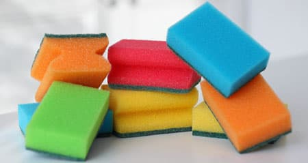 Viele bunte Küchenschwämme warten auf ihren Einsatz